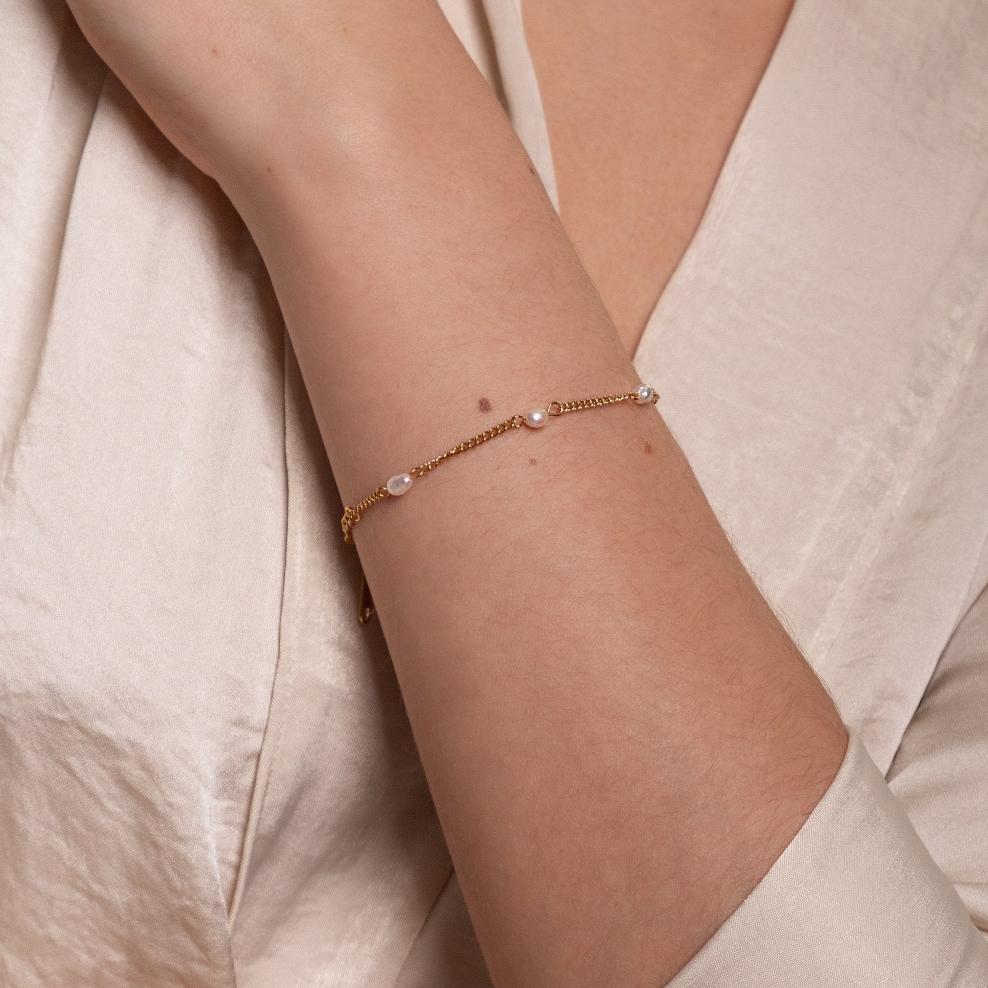 Elegant Amara Armband med Strålande Sötvattenspärlor