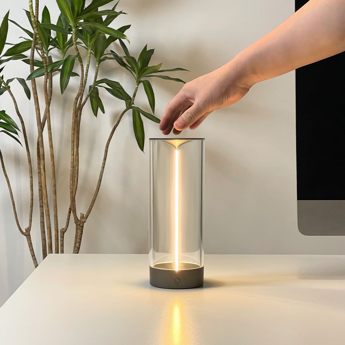 Shine - Elegant Wireless Table Lamp with Dimmable Lighting