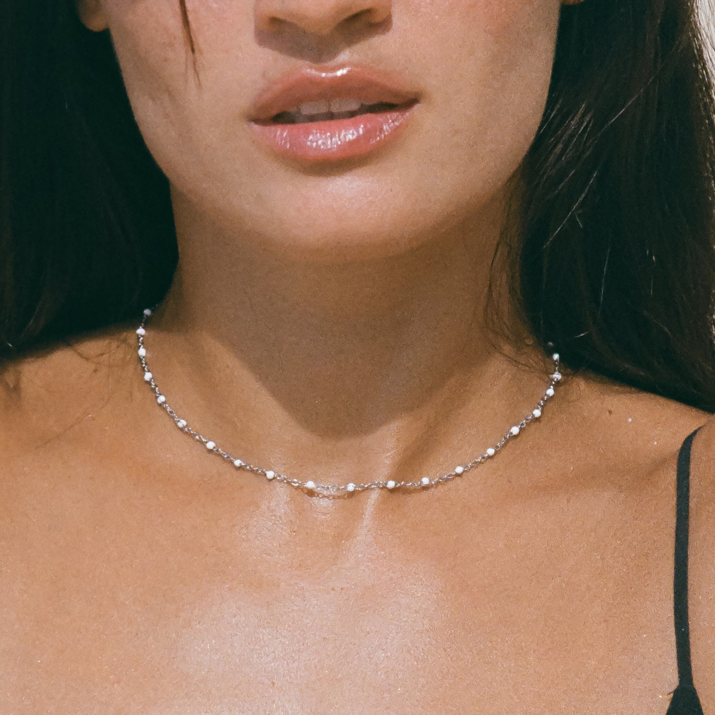 Elegant Choker med Strålande Vita Emaljperlor - Aurielle