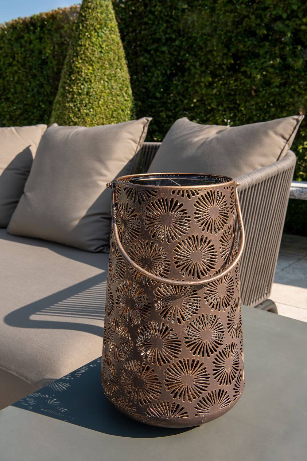Antic Daisy - Vintage Solar Lantern for Captivating Garden Lighting