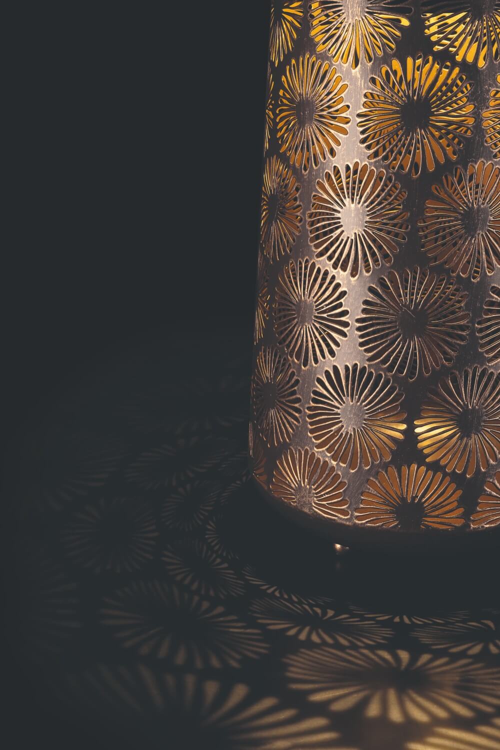 Antic Daisy - Vintage Solar Lantern for Captivating Garden Lighting