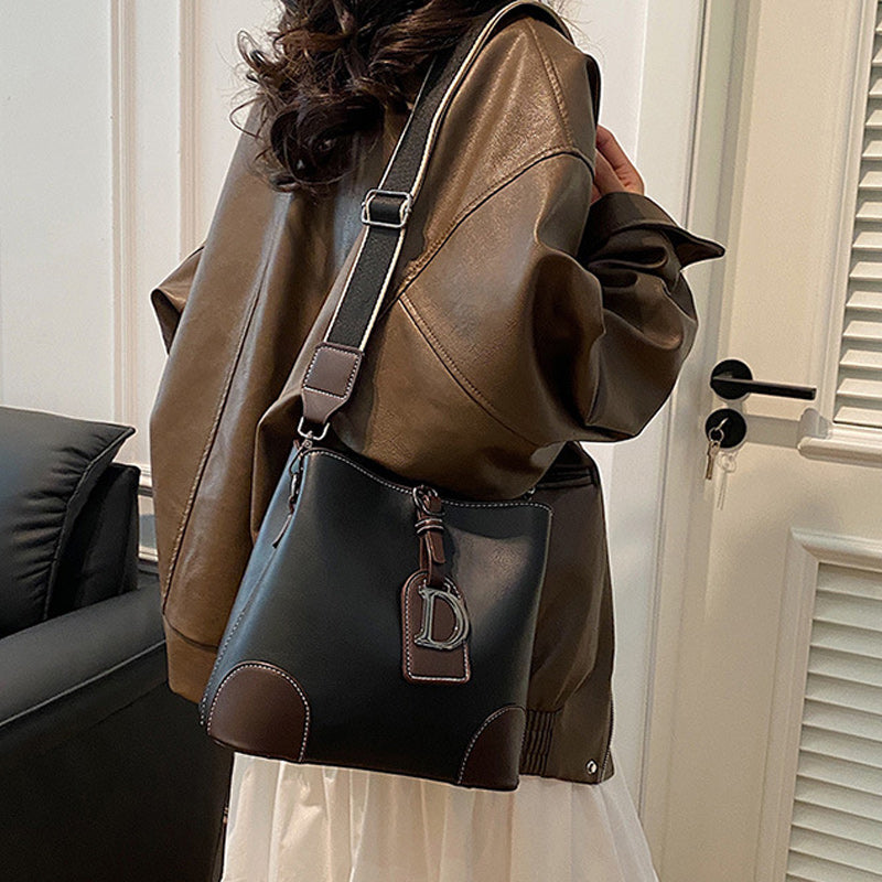 EleganceCross - Luxurious and Practical Shoulder Bag for Every Day