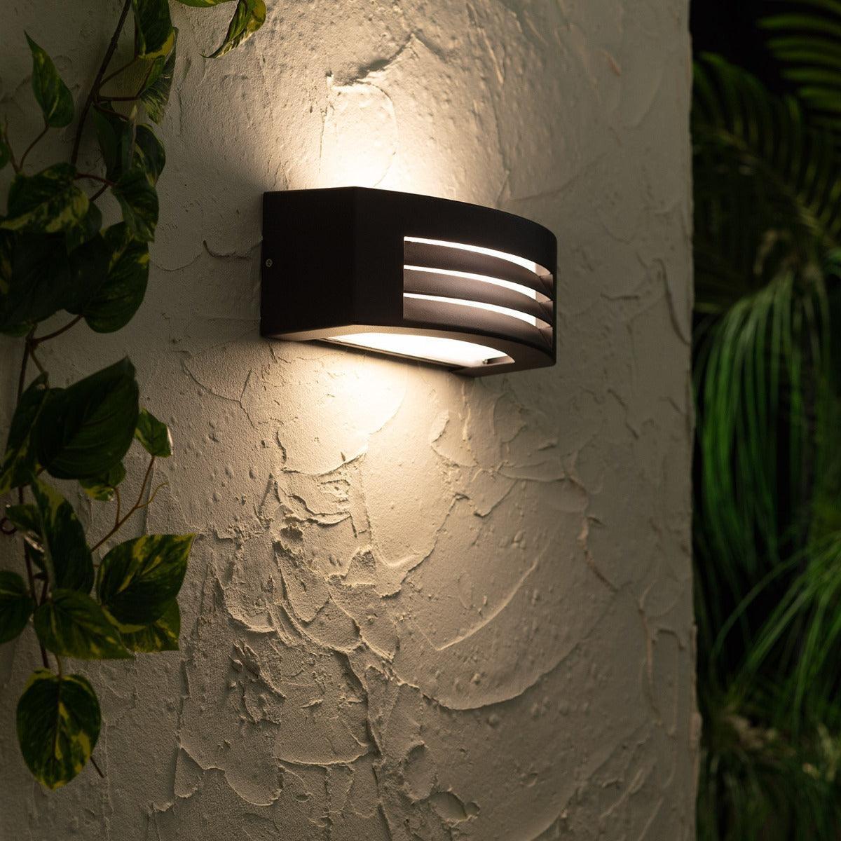 GardaUtomhuslampa – Stoere Svart Vägglampa IP54