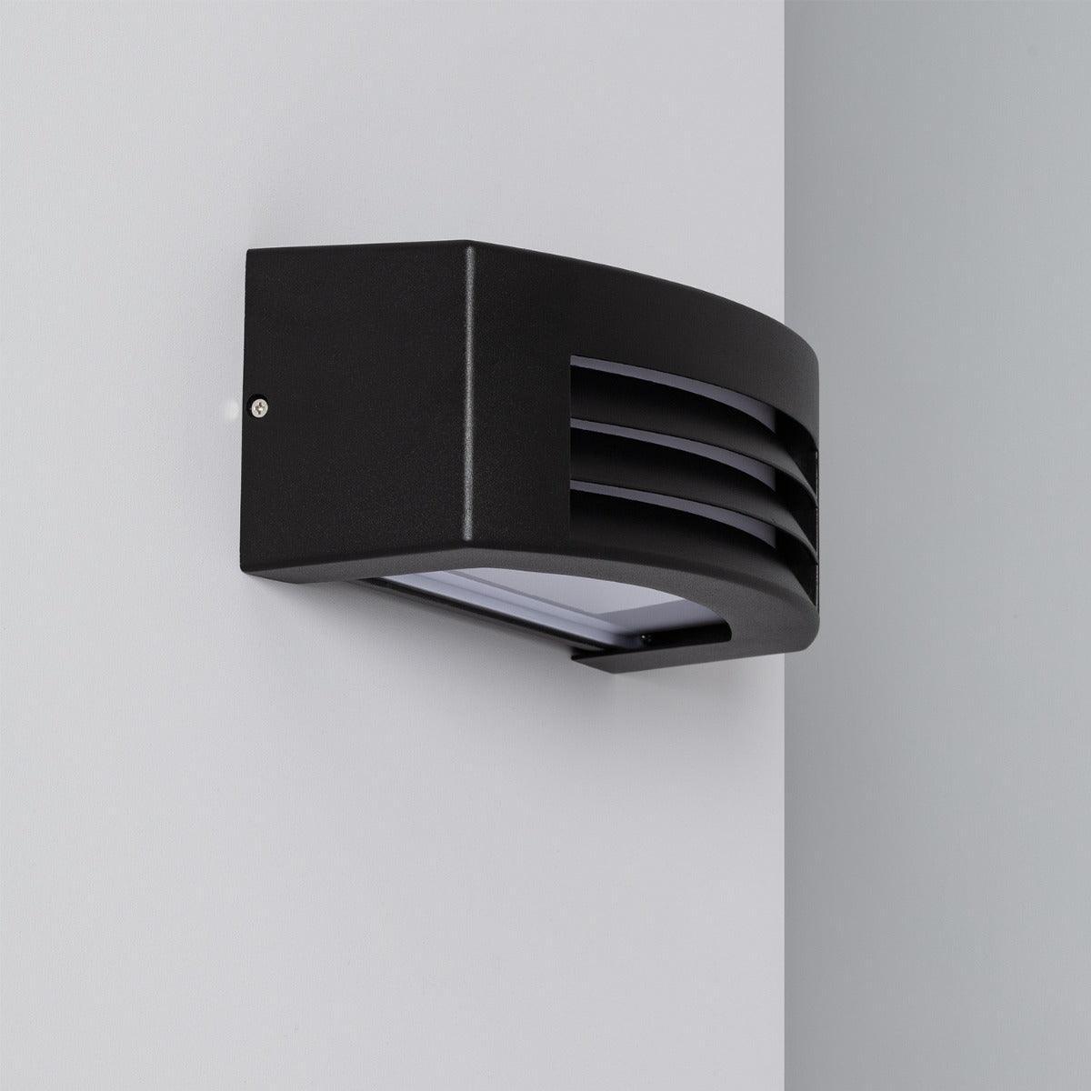 GardaUtomhuslampa – Stoere Svart Vägglampa IP54