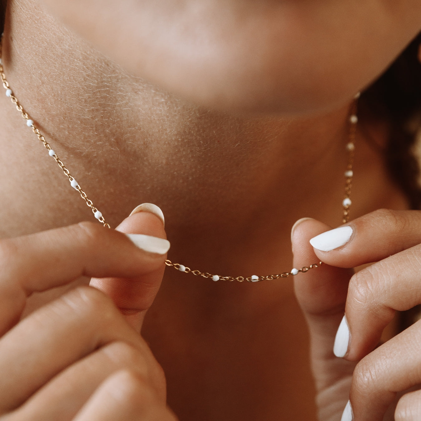 Elegant Choker med Strålande Vita Emaljperlor - Aurielle
