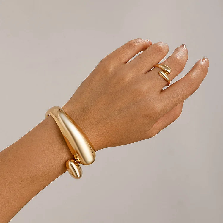 Brilliant Celina Cross Bracelet - A Timeless Piece of Jewelry