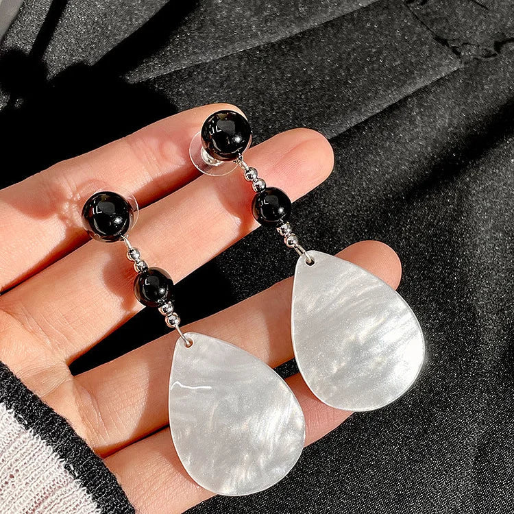 Chic Naia Vintage Shell Earrings