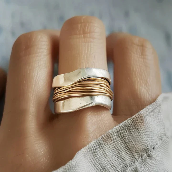 Elegant silver ring with luxurious gold accents - Solaira 
