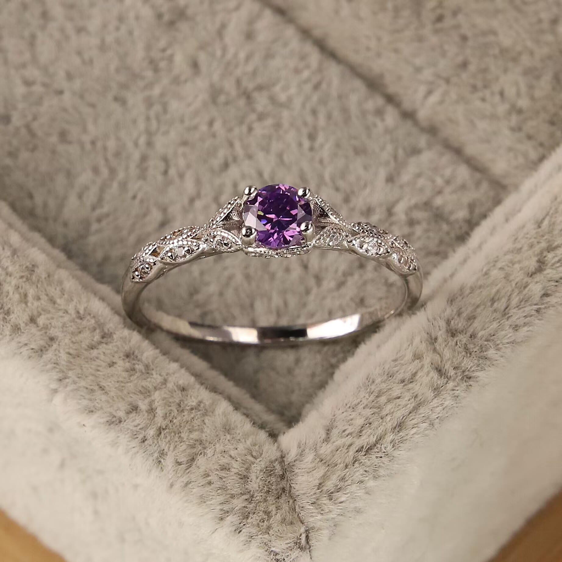 Elegant minimalist ring in amethyst and zirconia - Nova