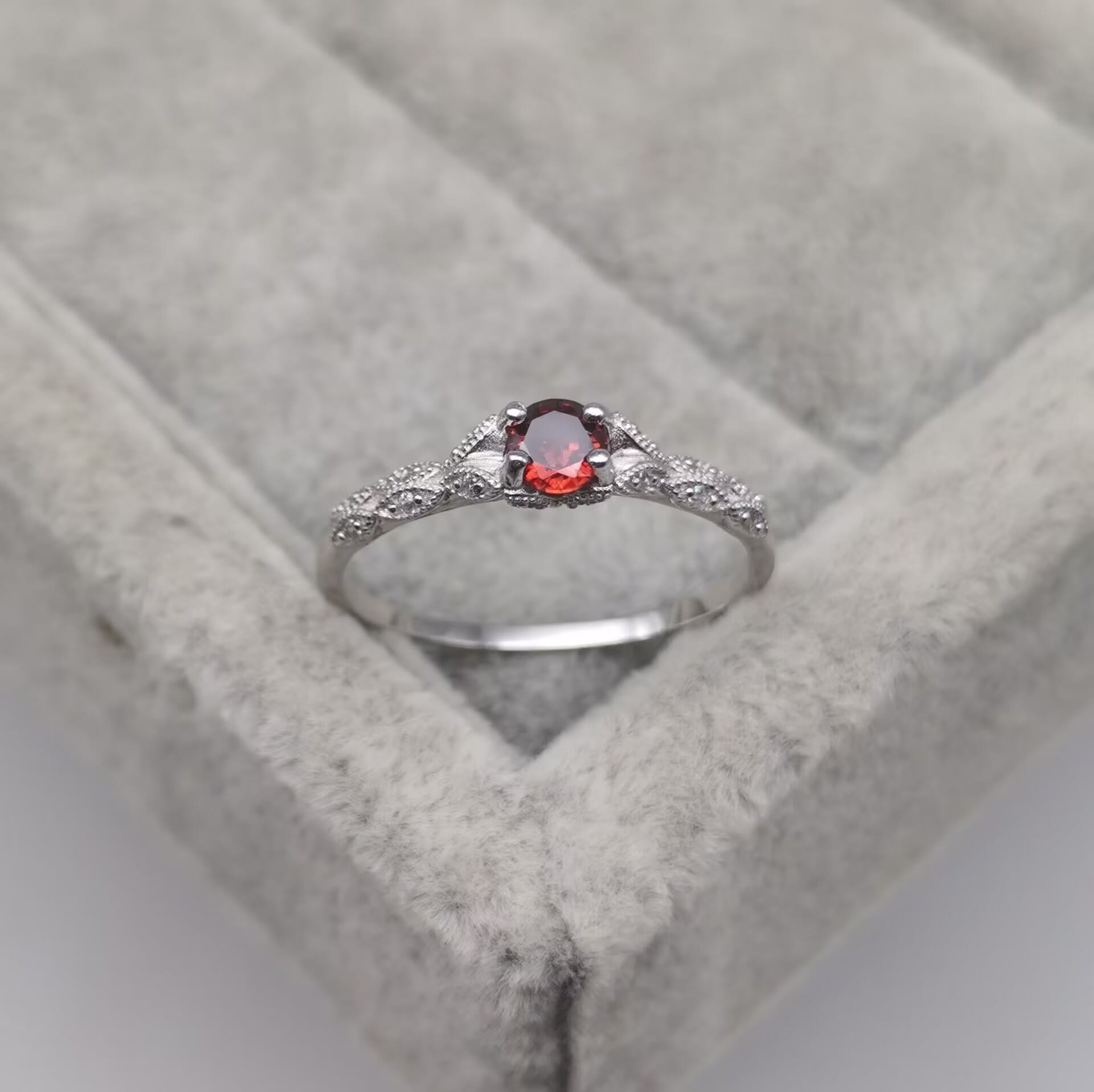 Elegant minimalist ring in amethyst and zirconia - Nova