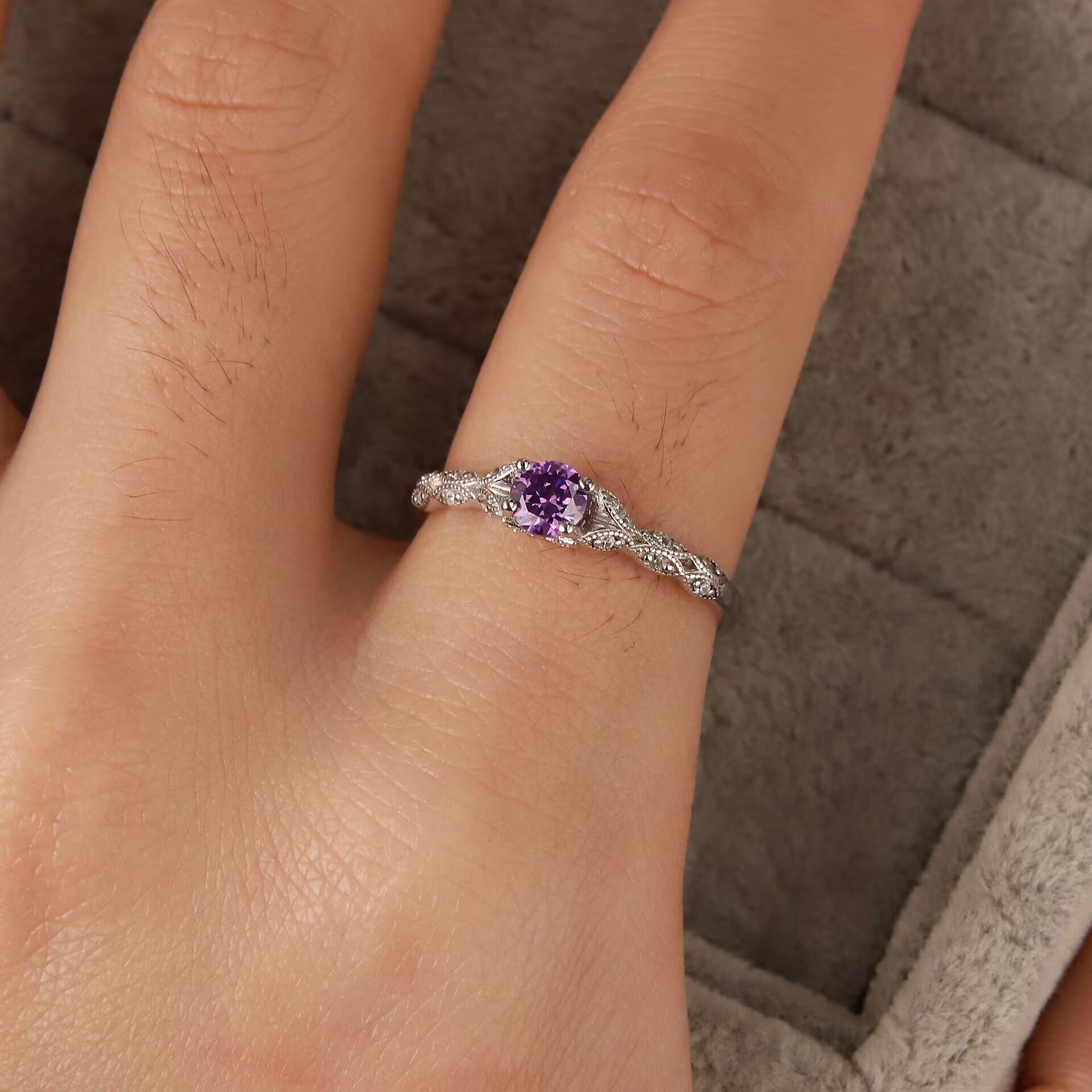 Elegant minimalist ring in amethyst and zirconia - Nova