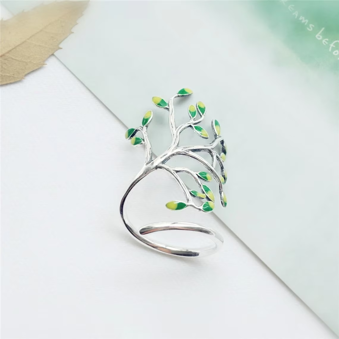 SilverLeaf Ring – Elegant Green Leaf Details