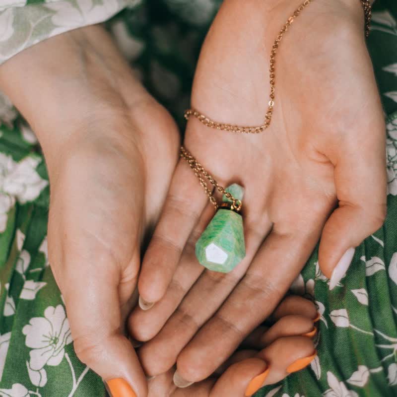 Elegant Necklace with Crystals Perfume Bottle - Iris