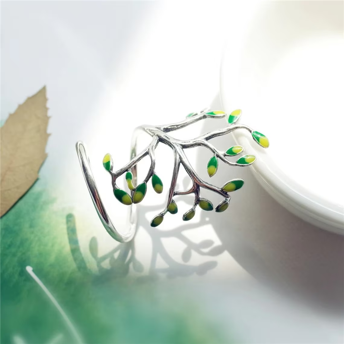 SilverLeaf Ring – Elegant Green Leaf Details