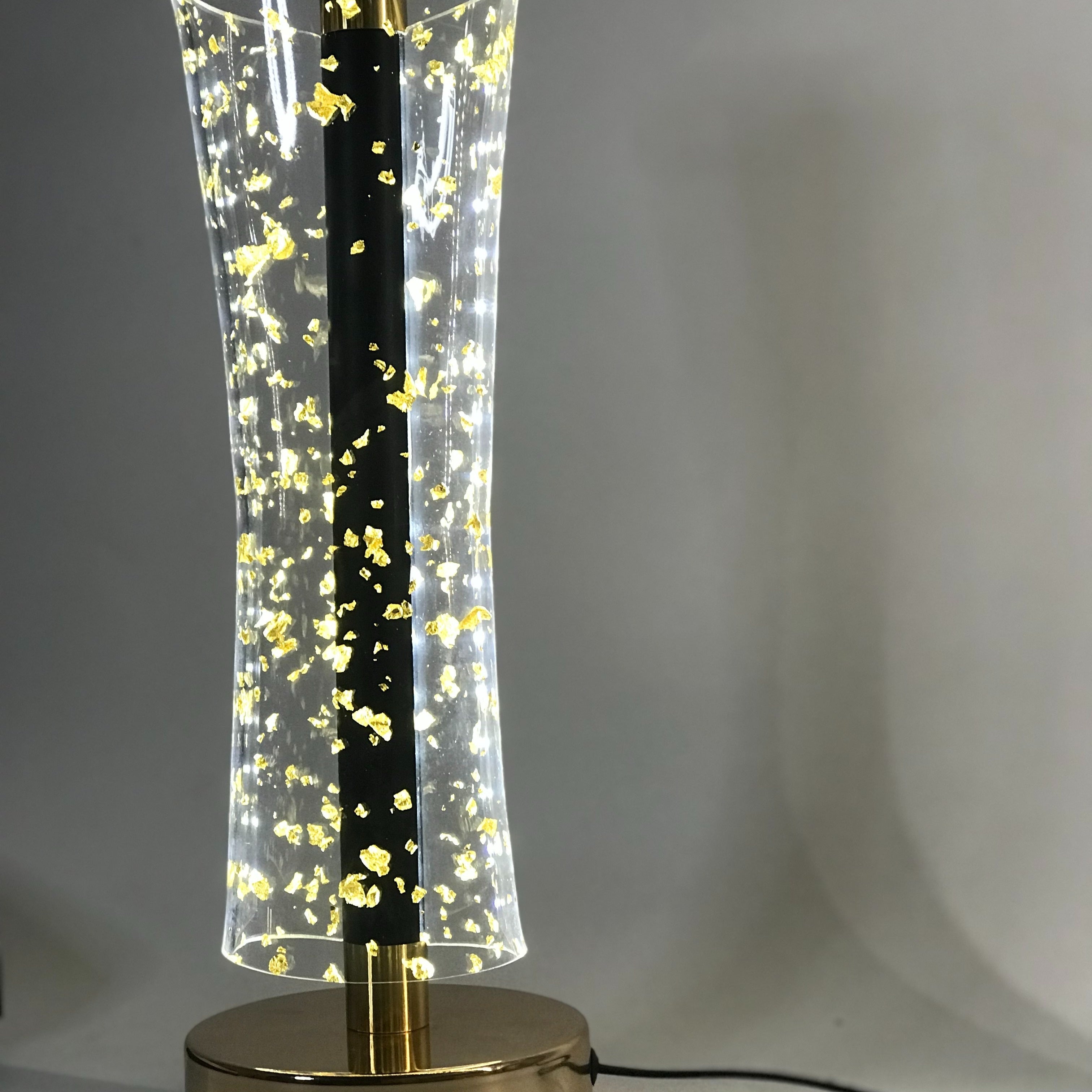 RadiantGlow Lampa - Lyxig Akryl Bordslampa med Gyllene Accenter