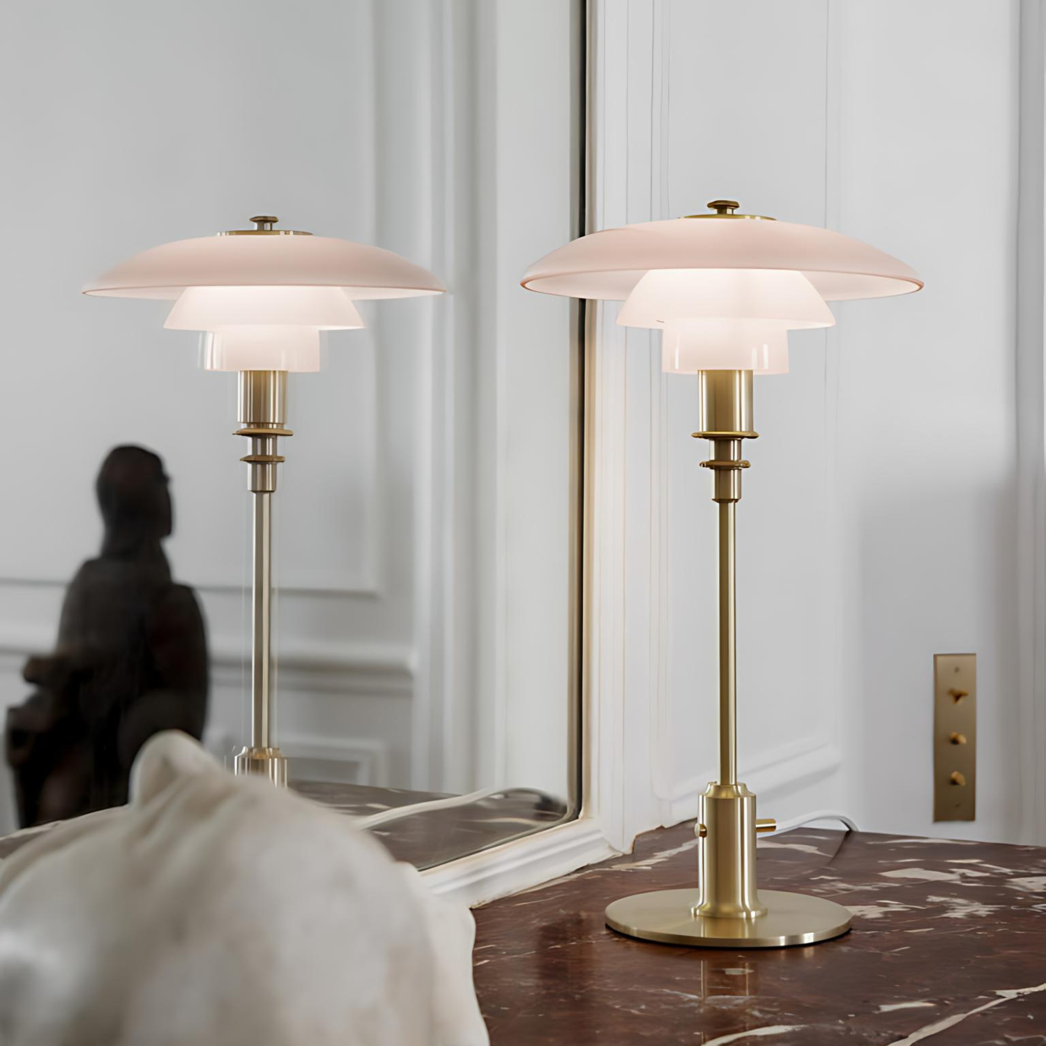 Lumière Serein - Elegant Metal Table Lamp 