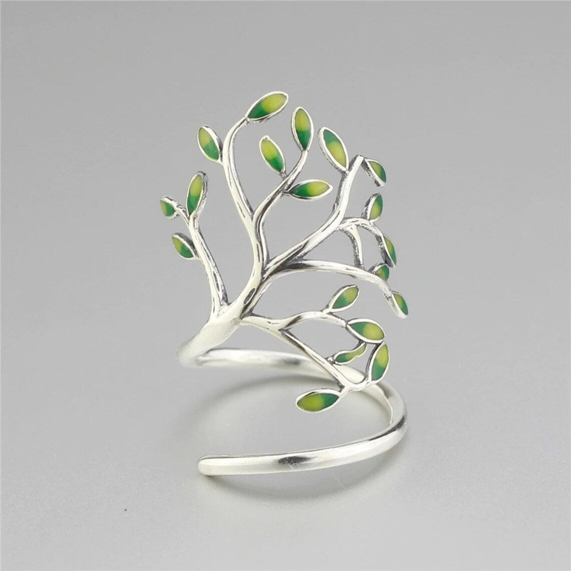 SilverLeaf Ring – Elegant Green Leaf Details