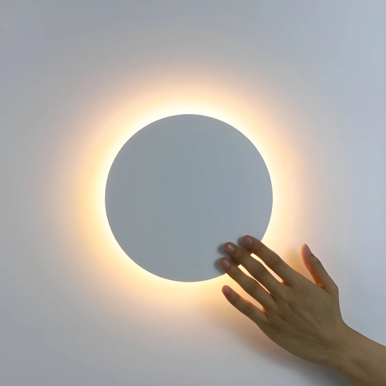 Stylish lighting: Luxurious LED wall lamp with elegant acrylic and touch control 