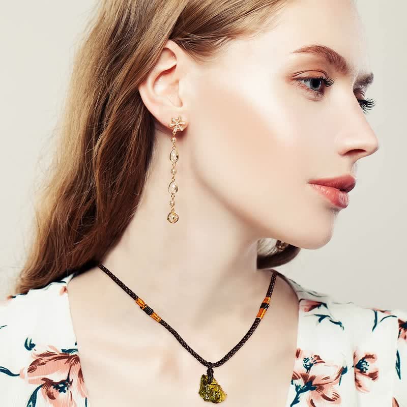 Alina's Captivating Green Moldavite Pendant Necklace for Purification