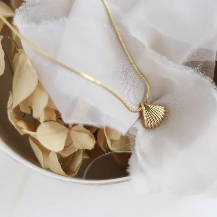 Elegant purple flower necklace with golden scallop