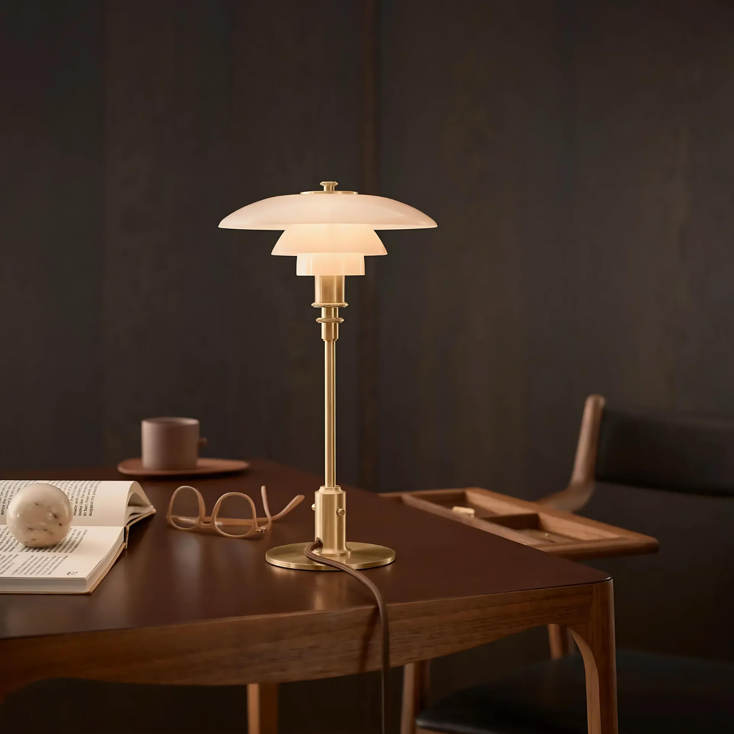 Lumière Serein - Elegant Metal Table Lamp 