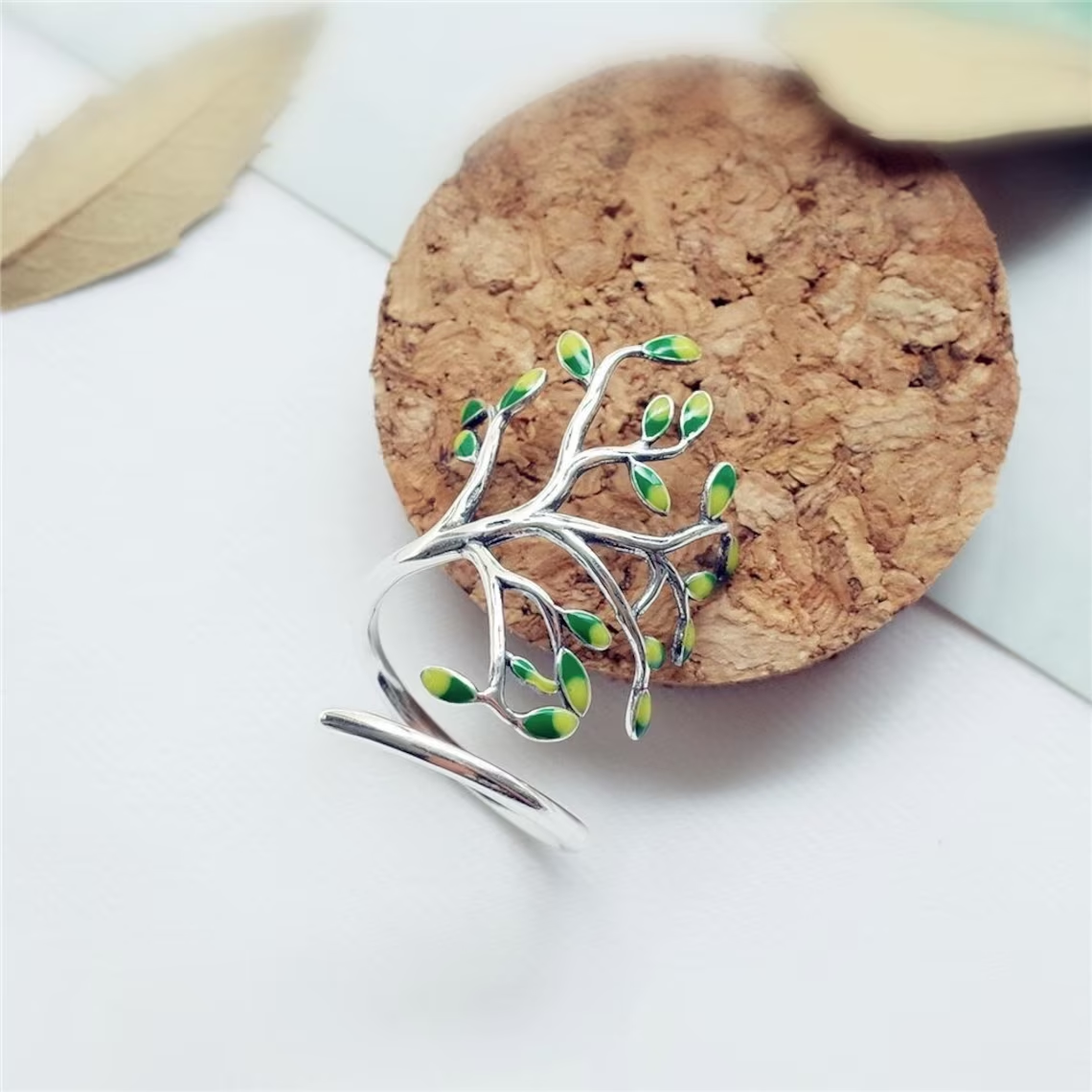 SilverLeaf Ring – Elegant Green Leaf Details