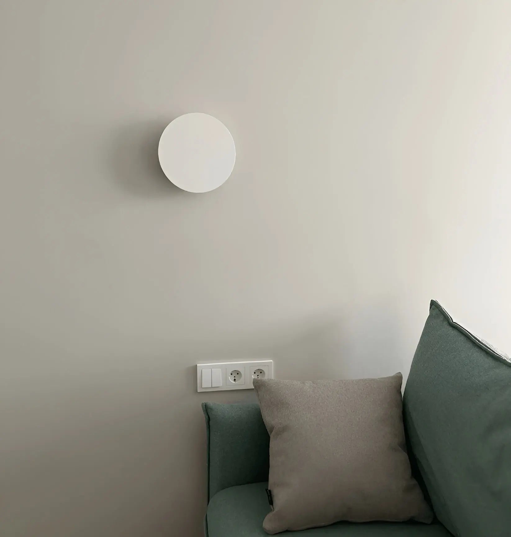 Stylish lighting: Luxurious LED wall lamp with elegant acrylic and touch control 