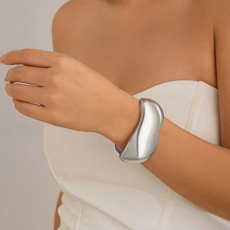 Brilliant Celina Cross Bracelet - A Timeless Piece of Jewelry