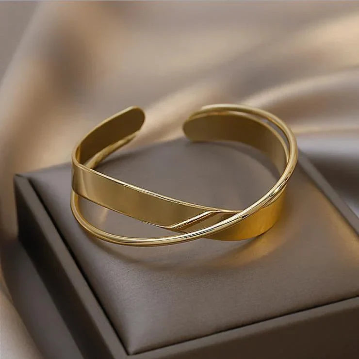 Gold-Colored Infinity Bracelet - Elisa Matt Finish
