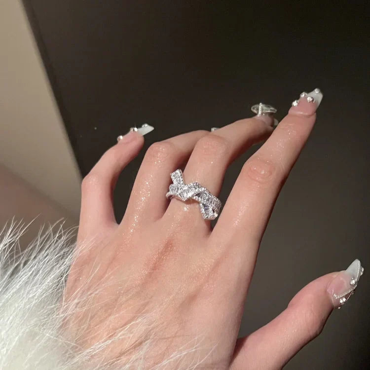 Elegant Adjustable Diamond Knoopring - The Serena Collection