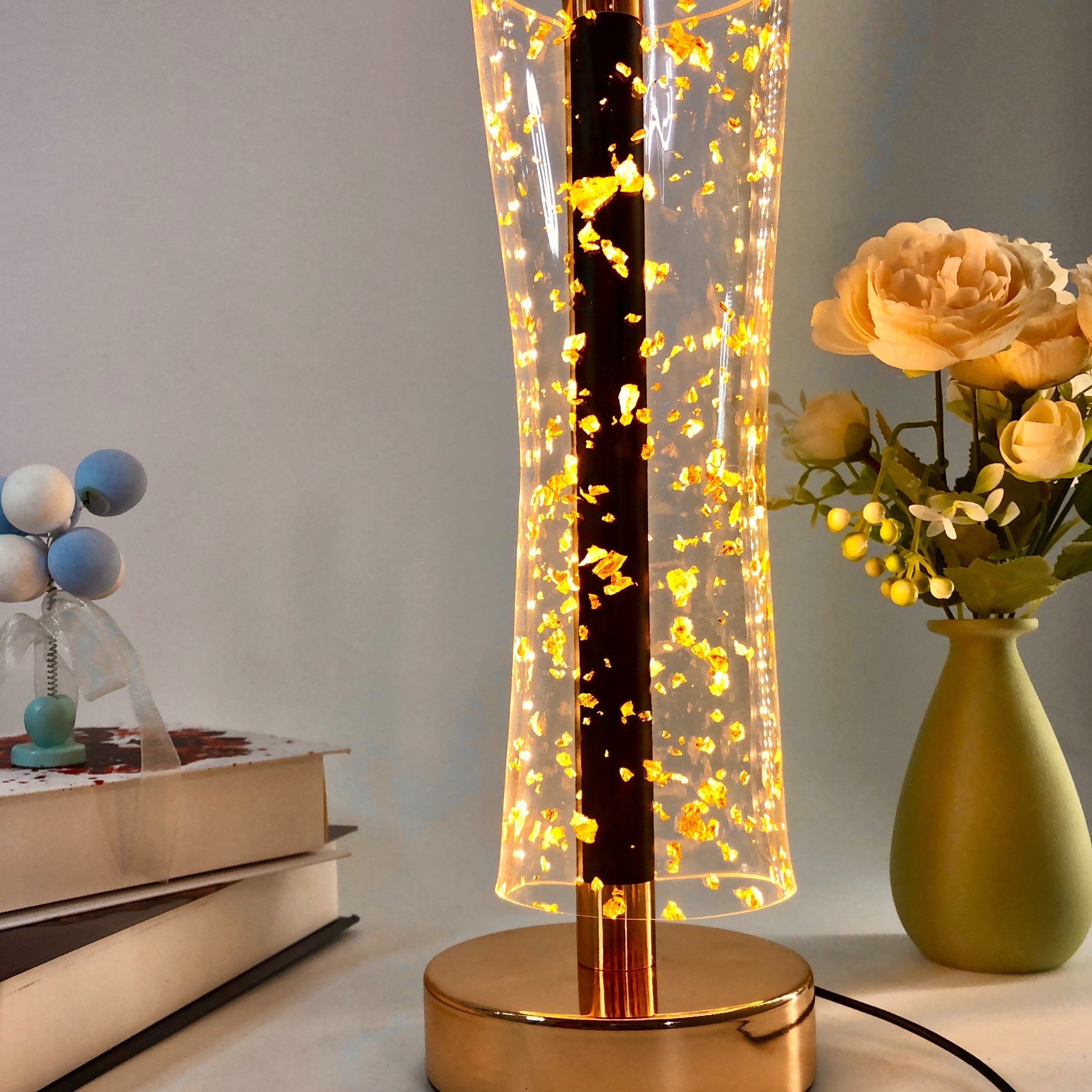 RadiantGlow Lampa - Lyxig Akryl Bordslampa med Gyllene Accenter