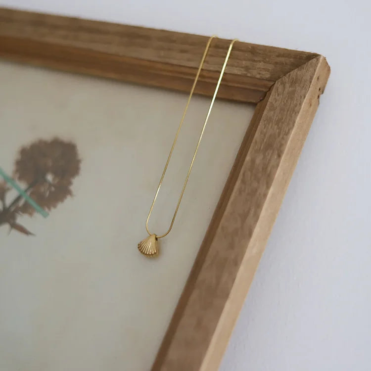 Elegant purple flower necklace with golden scallop