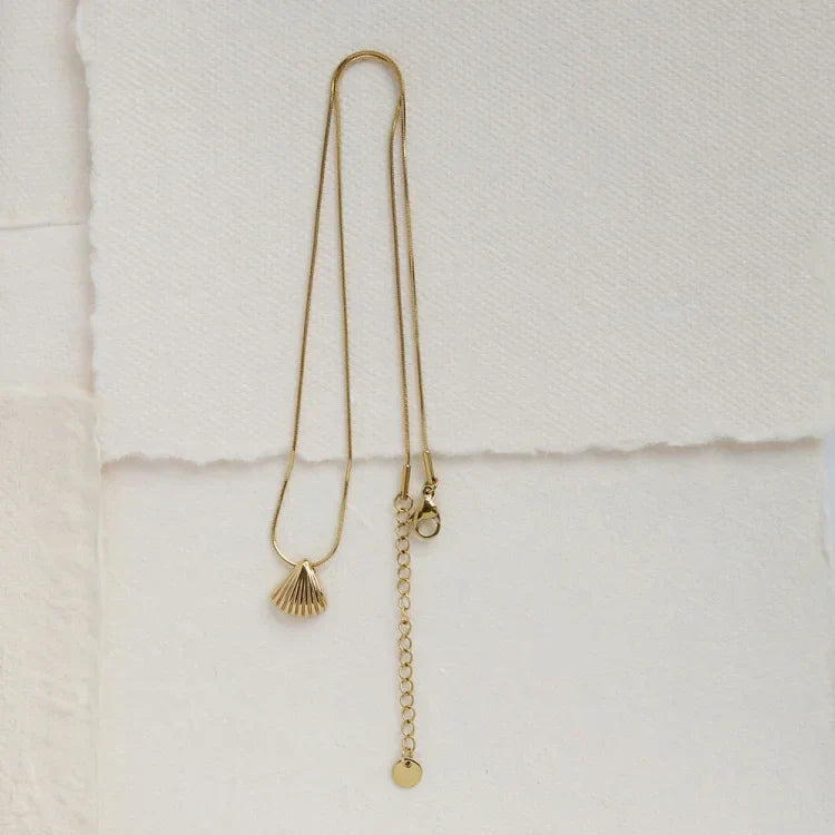 Elegant purple flower necklace with golden scallop