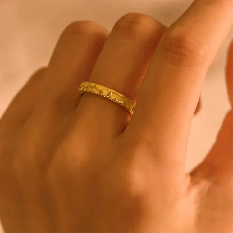 Elegant Sienna Gold Wedding Ring