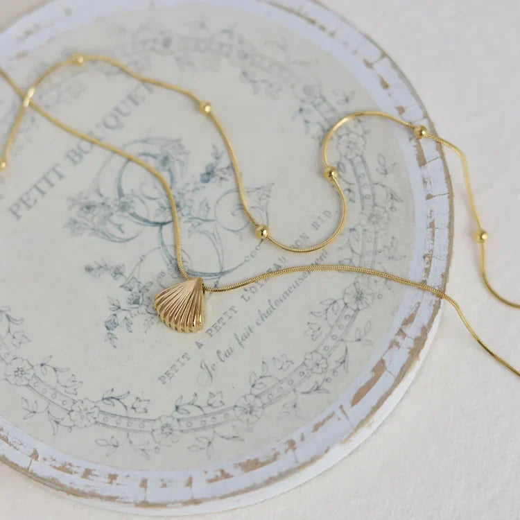 Elegant purple flower necklace with golden scallop
