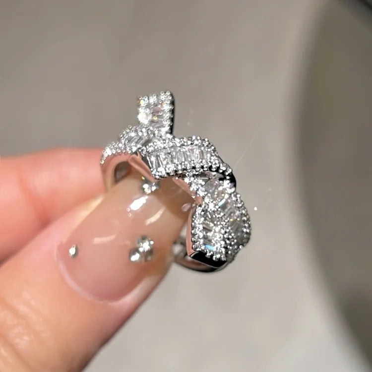 Elegant Adjustable Diamond Knoopring - The Serena Collection