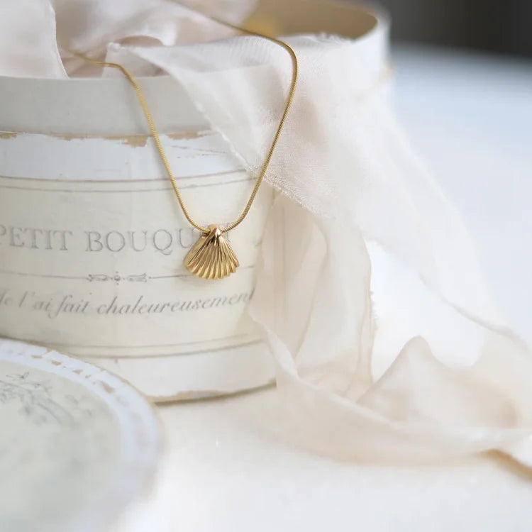 Elegant purple flower necklace with golden scallop