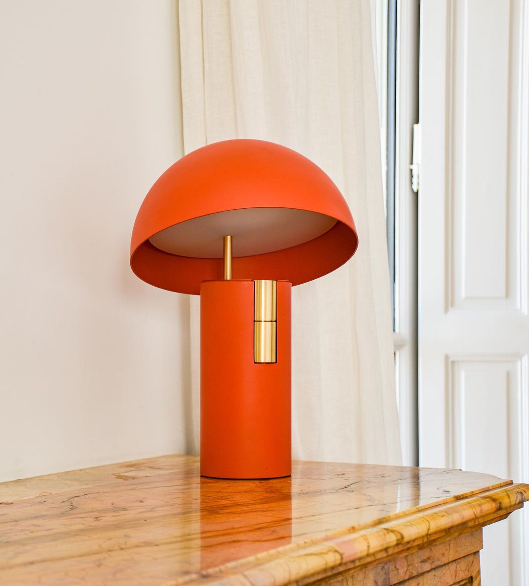 GlowAvora Table - Modern Elegant Table Lamp for Atmospheric Lighting