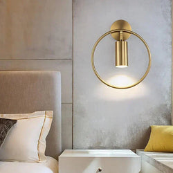 FlammeLuxe – Elegant Guld Vägglampa för Stämningsbelysning