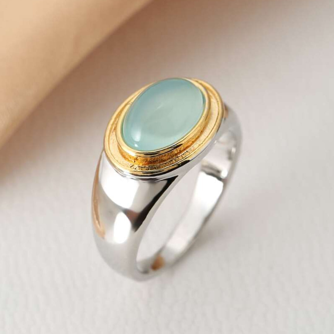Elegant vintage ring with sparkling green stone - Lyanna 