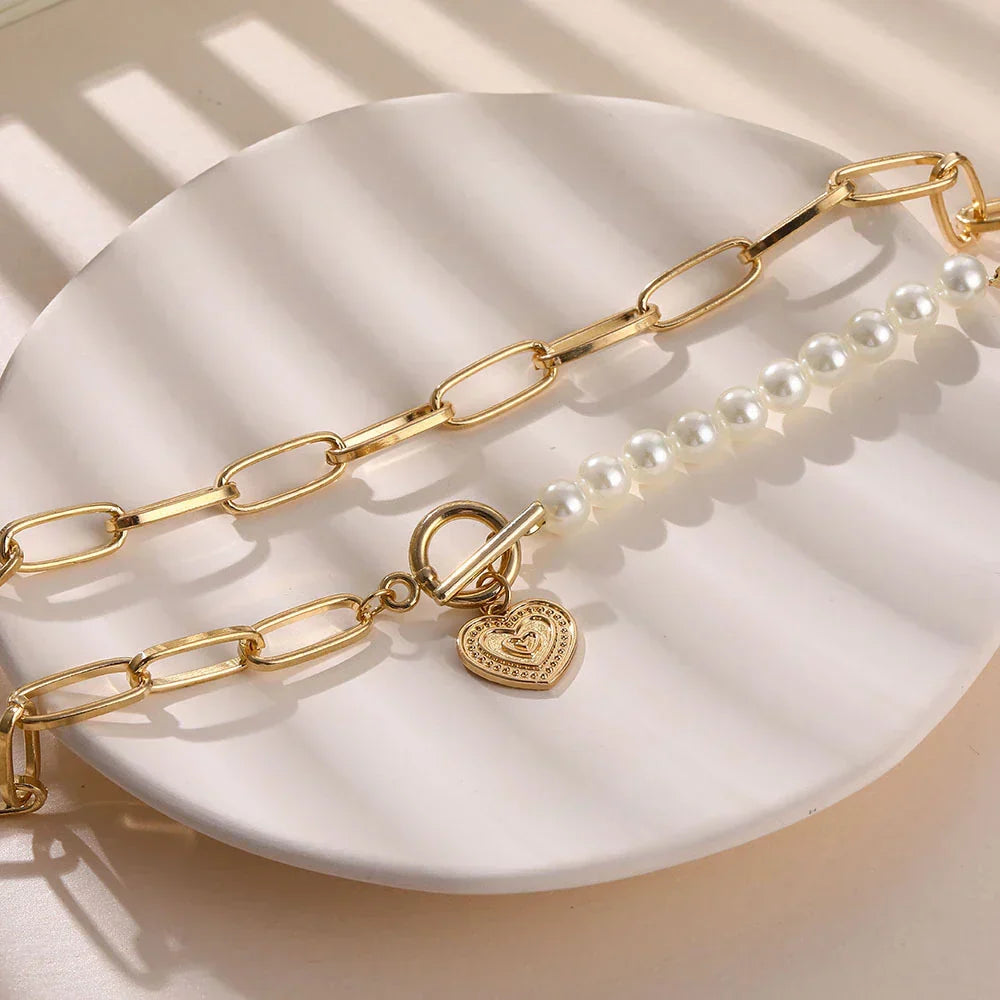Elegant Gold Heart Necklace with Atmospheric Pearl Accents - Veerle