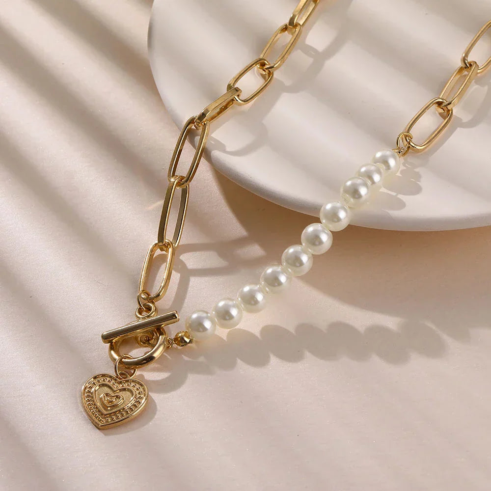 Elegant Gold Heart Necklace with Atmospheric Pearl Accents - Veerle
