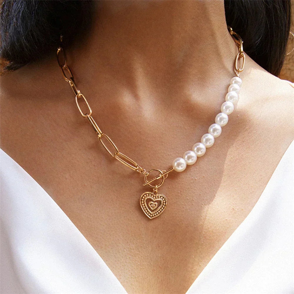 Elegant Gold Heart Necklace with Atmospheric Pearl Accents - Veerle