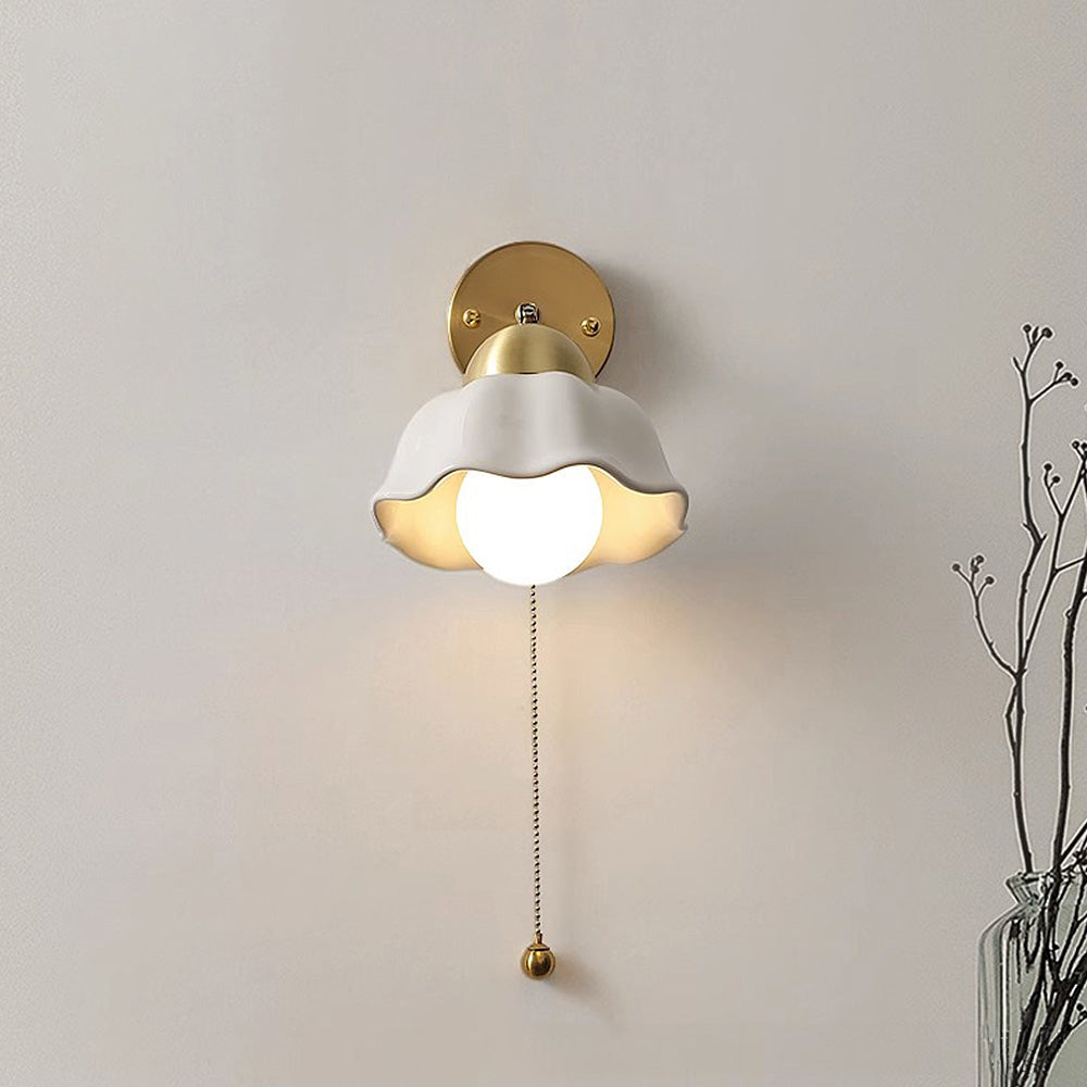 Retro White Flowers Wall Lamp - Vintage Style for Your Decor