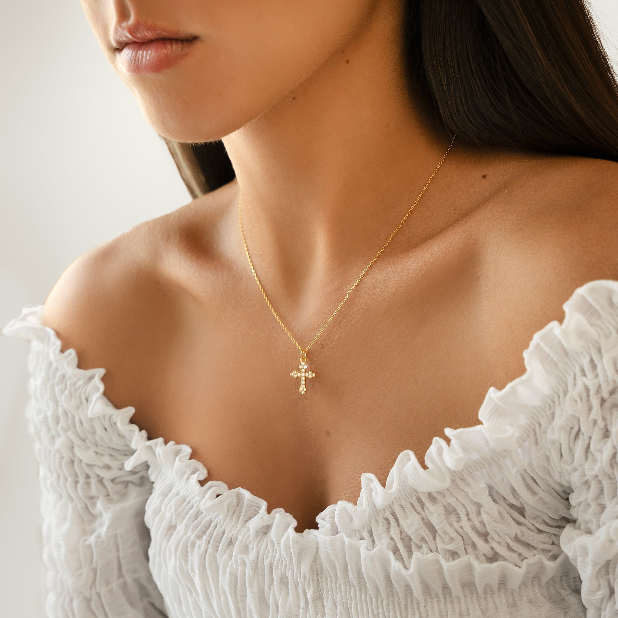 Elegant Clémence chain with cross design