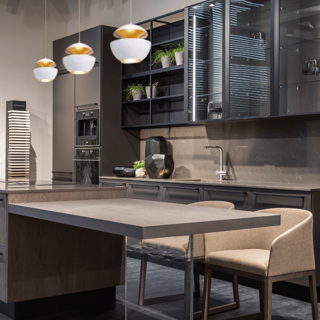 GoldGlow - Luxurious Gold Pendant Lamp for Stylish Dining Areas 