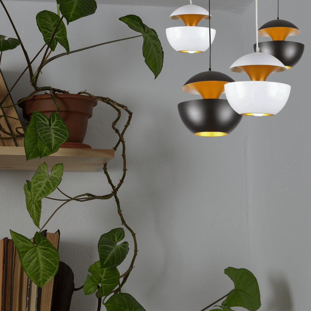 GoldGlow - Luxurious Gold Pendant Lamp for Stylish Dining Areas 