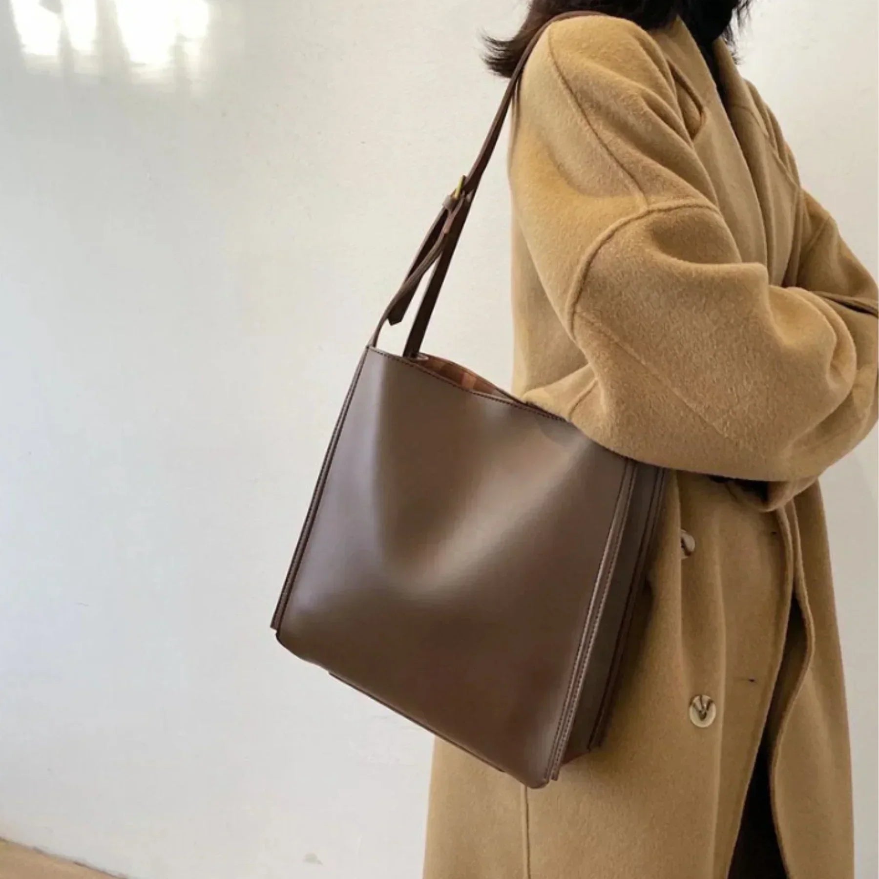 RetroChic Handbag – Vintage Style Fashion Bag