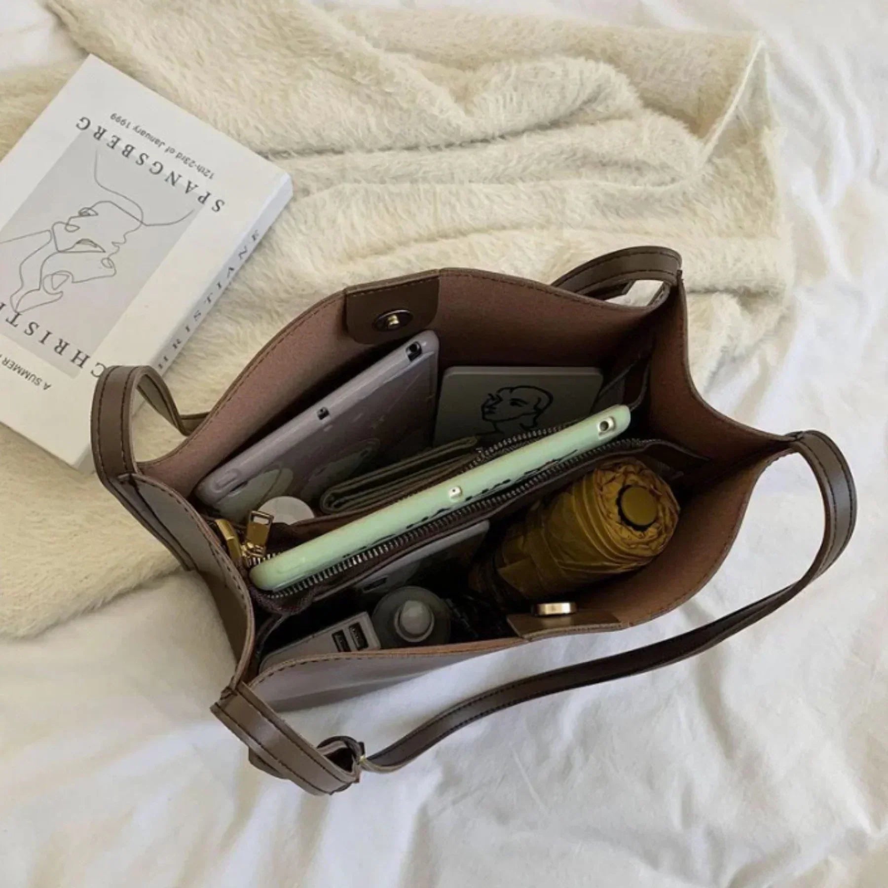RetroChic Handbag – Vintage Style Fashion Bag