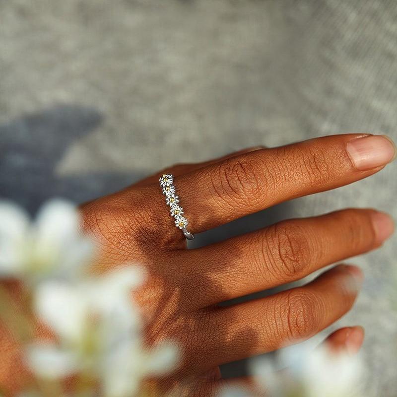 Elegant Adjustable Silver Ring with Daisies - Fiora 